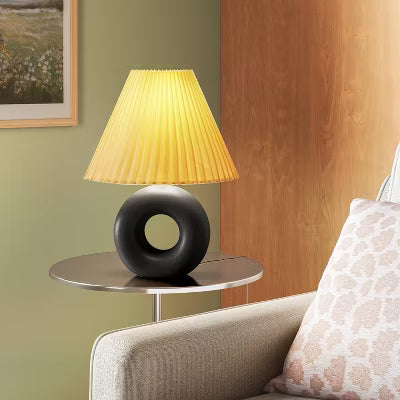 Lampka stołowa z pierścieniową podstawą ceramiczną