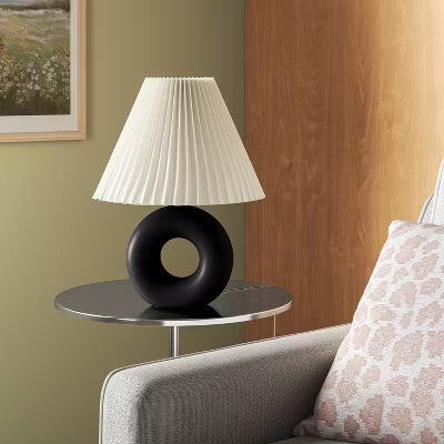 Lampka stołowa z pierścieniową podstawą ceramiczną