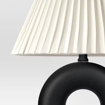 Lampka stołowa z pierścieniową podstawą ceramiczną